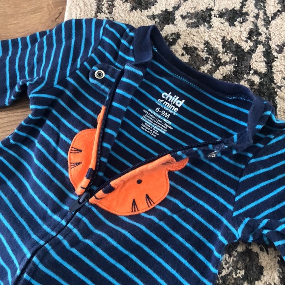 Bundle of 6 month zip onesies - Picture 3 of 12